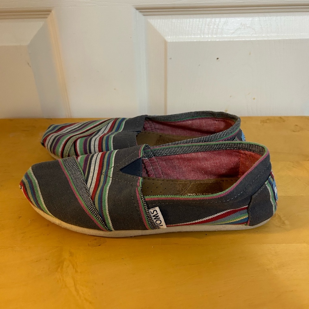 Toms striped alpargatas in women’s size 5